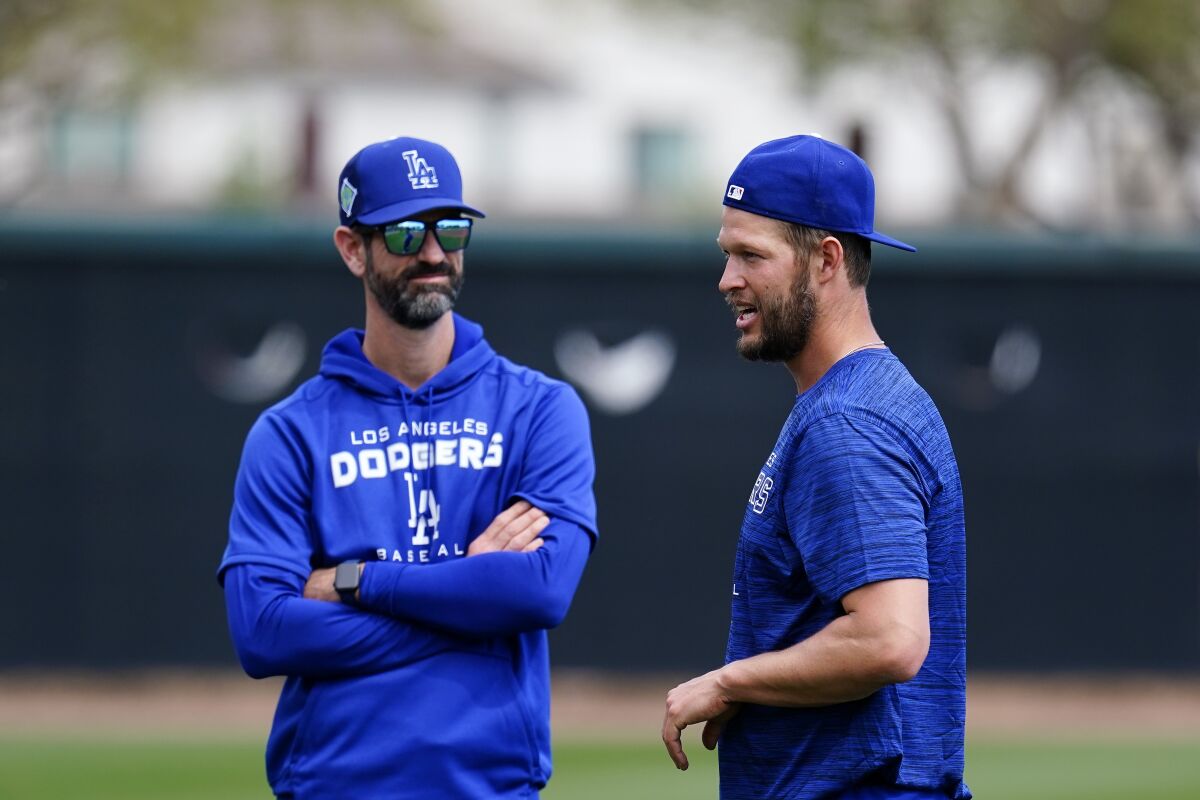 L'entraîneur de pitching Dodgers Mark Prior s'entretient avec le lanceur Clayton Kershaw lors de l'entraînement de printemps du 1er mars à Phoenix.