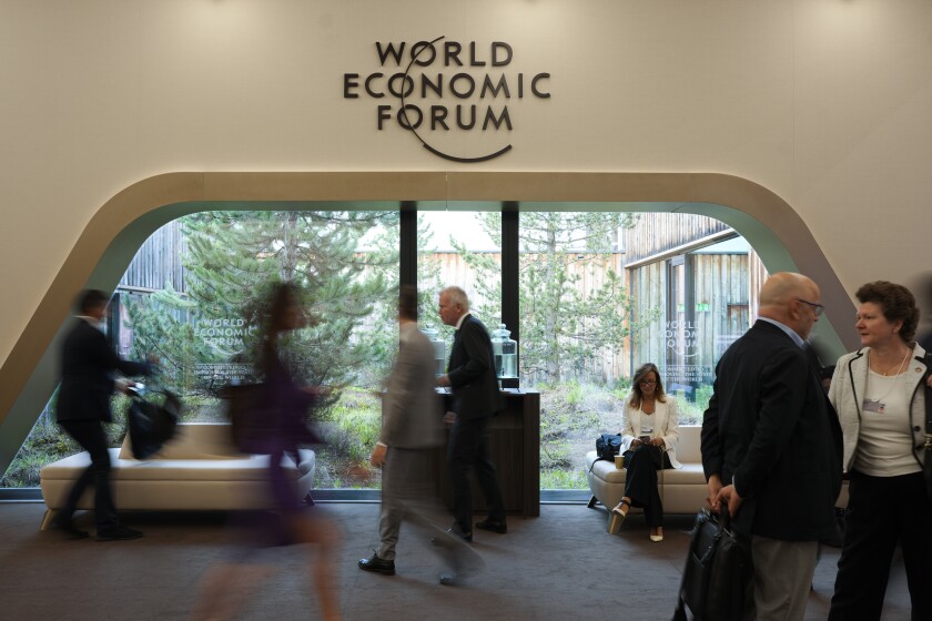 Participantes caminan en el Centro de Congresos de Davos