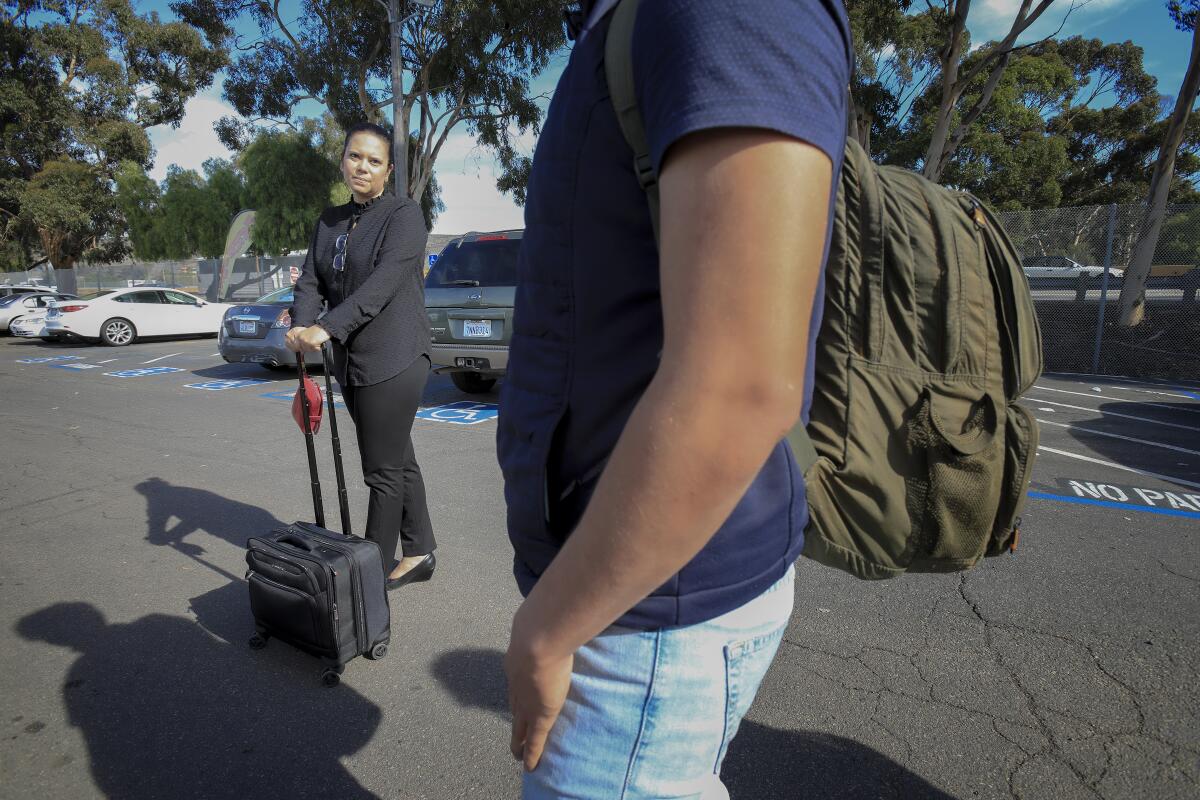 Margaret Cargioli (derecha), abogada gerente de Immigrant Defenders Law Center en San Diego, habla con José, de 20 años después de que pudo cruzar con éxito con el joven a Estados Unidos en el puerto de entrada de San Ysidro. José es de Guatemala, llegó a Tijuana en mayo y el martes pudo entrar a EE.UU después de que Immigrant Families Together pagó su fianza de inmigración.