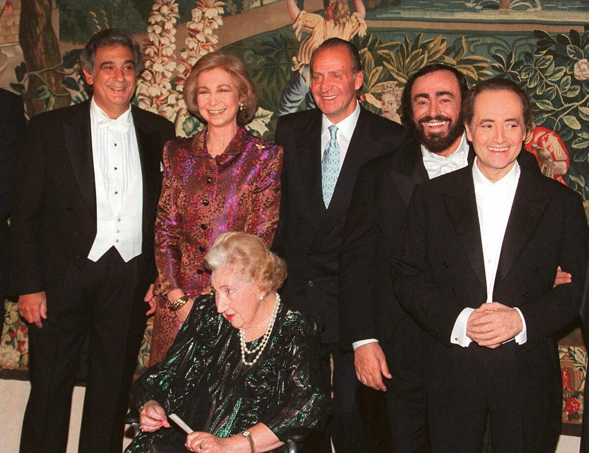 Domingo con la Reina Sofia, el Rey Juan Carlos, Luciano Pavarotti, Jose Carreras y la madre del rey, la condesa de Barcelona.