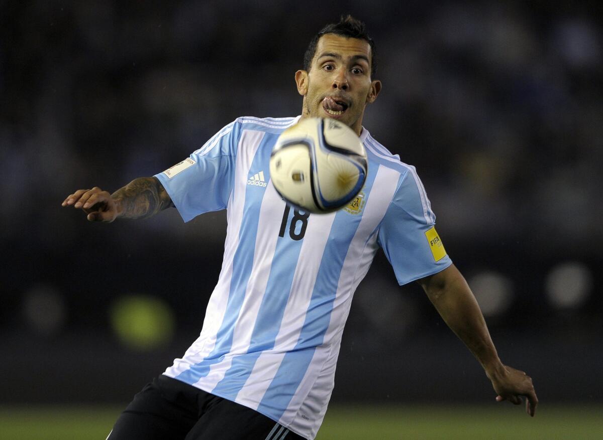 Carlos Tevez podría ser el elegido para comandar el ataque ante Brasil.