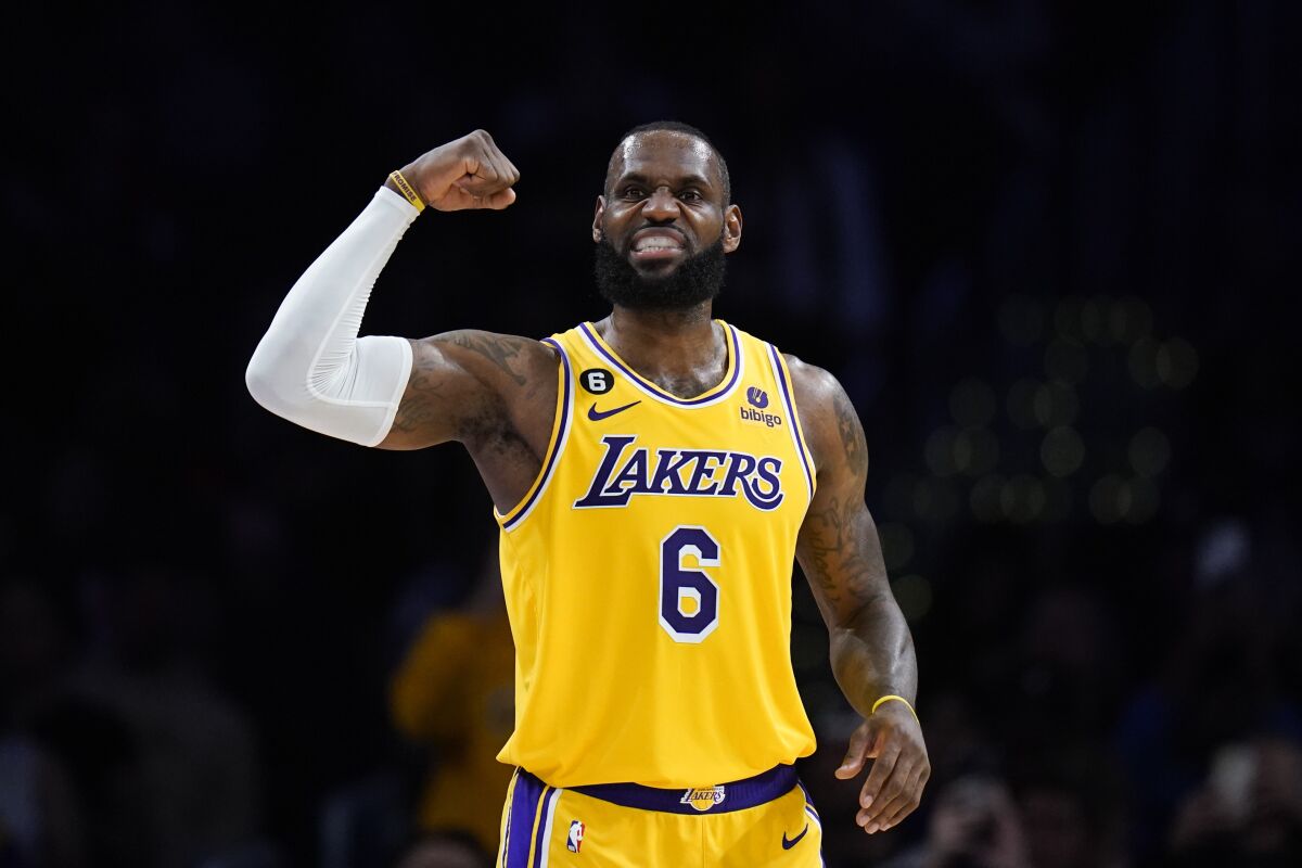 Laker LeBron James fléchit son bras lors d'une victoire contre les Rockets 