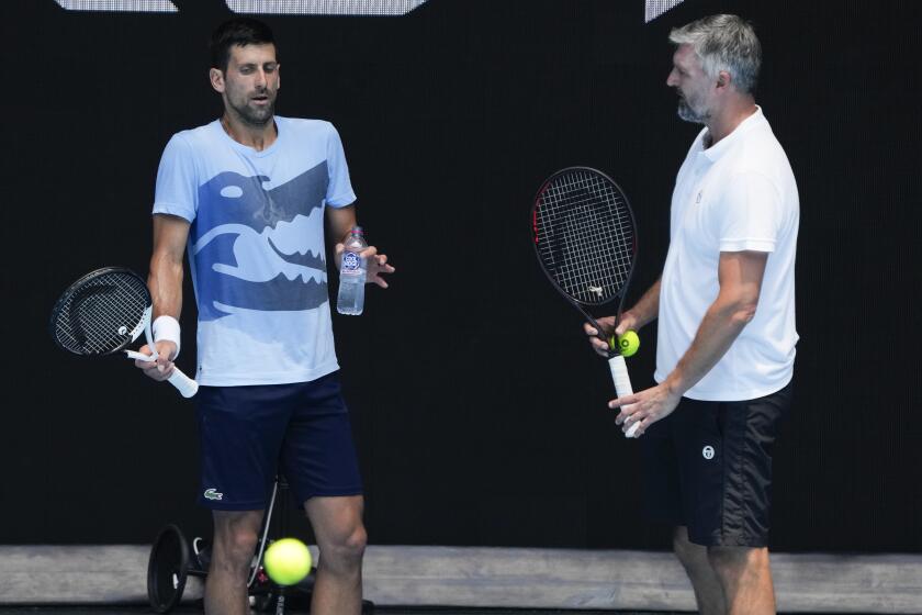 ARCHIVO - Novak Djokovic gesticula junto a su entrenador Goran Ivanisevic (derecha) durante un entrenamiento previo al Abierto de Australia, el 13 de enero de 2023. (AP Foto/Mark Baker)