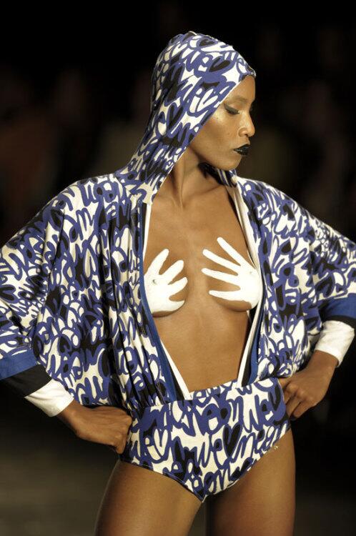 A model presents a creation by Neon during the 2011-2012 Fall-Winter collections of the Sao Paulo Fashion Week in Sao Paulo, Brazil, on January 29, 2011.