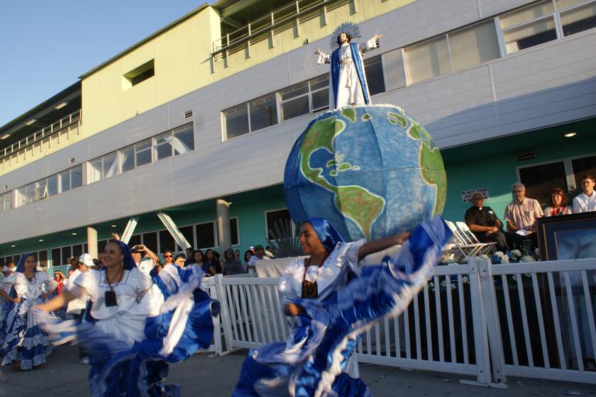 Un grupo de jóvenes realizan un baile folclórico frente a la imagen del Divino Salvador del Mundo.