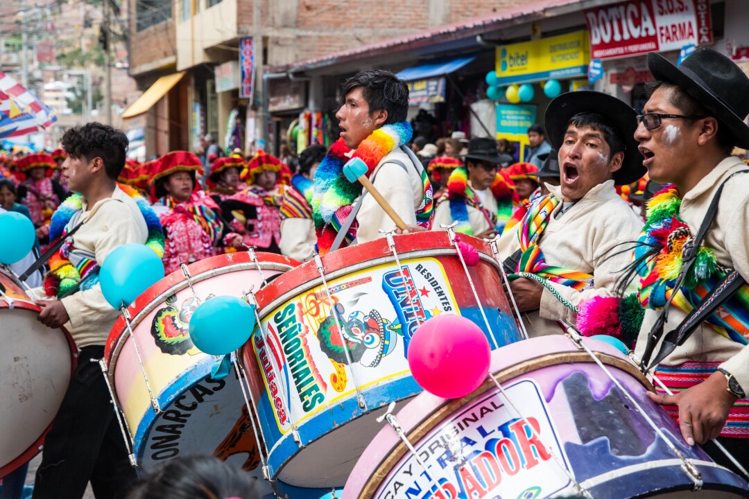 Los bombos y las tarolas son pieza fundamental en cada comparsa pues marca el paso de sus danzantes.