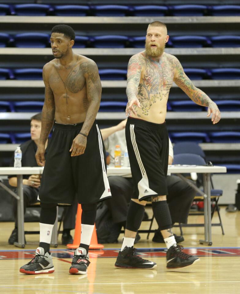 Miami Heat's Udonis Haslem, left, and Chris Andersen practice during NBA basketball training camp, Tuesday, Sept. 29, 2015, in Boca Raton, Fla. (AP Photo/Alan Diaz)