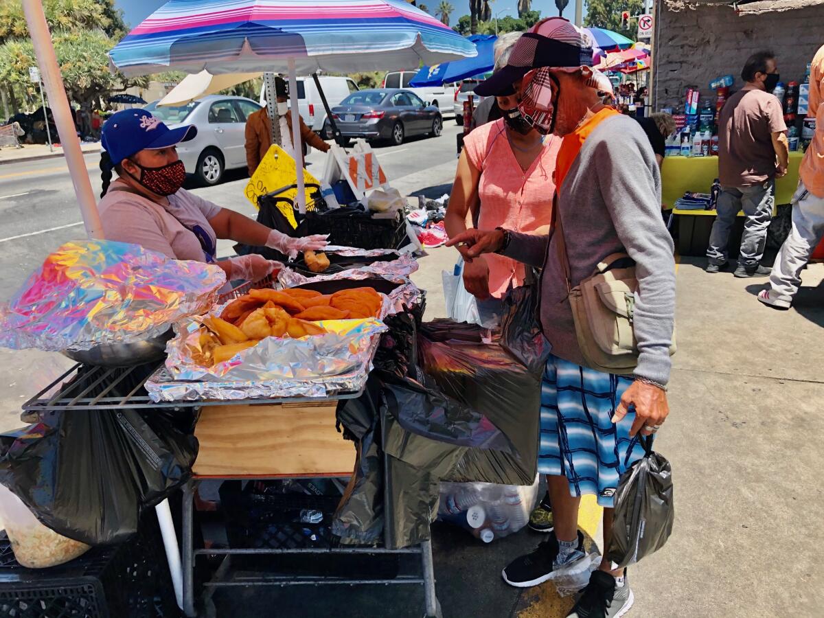 Los comerciantes buscan la manera de salir adelante en medio de la pandemia en las inmediaciones del MacArthur Park.