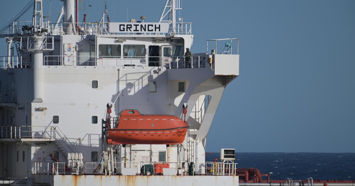França liberta suposto navio-tanque russo após multa multimilionária