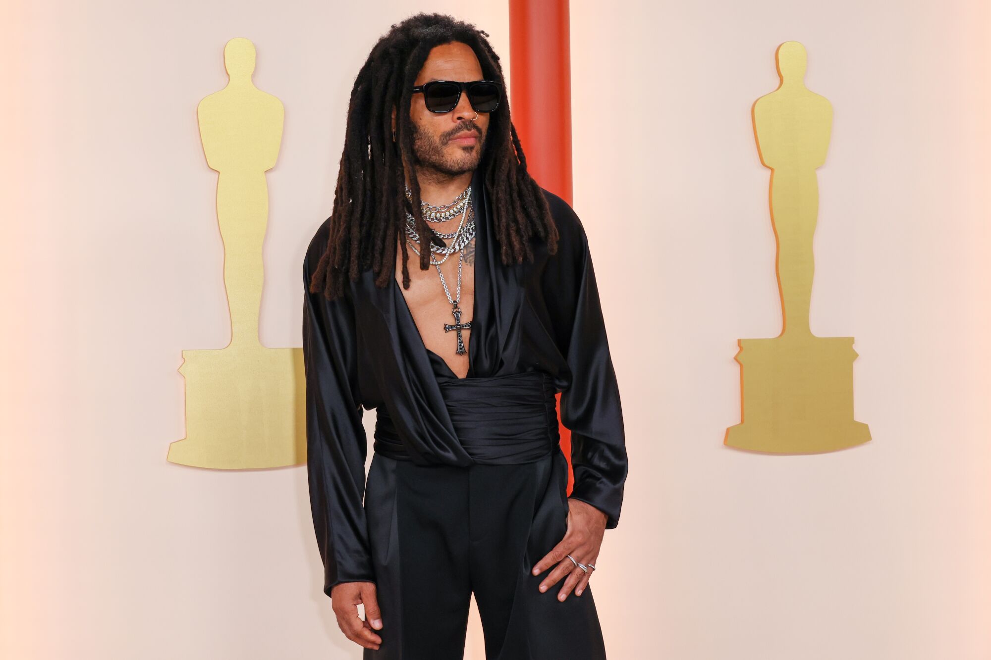 Lenny Kravitz on the red carpet at the 2023 Oscars. 