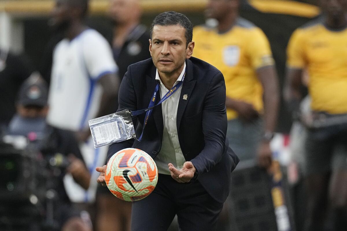 El técnico de México Jaime Lozano toma el balón durante la final de la Copa Oro de la CONCACAF 