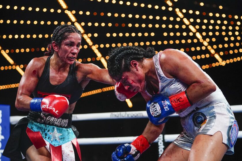 La puertorriqueña Amanda Serrano asesta un golpe sobre la mexicana Erika Cruz el sábado 4 de febrero de 2023 en Nueva York (AP Foto/Frank Franklin II)