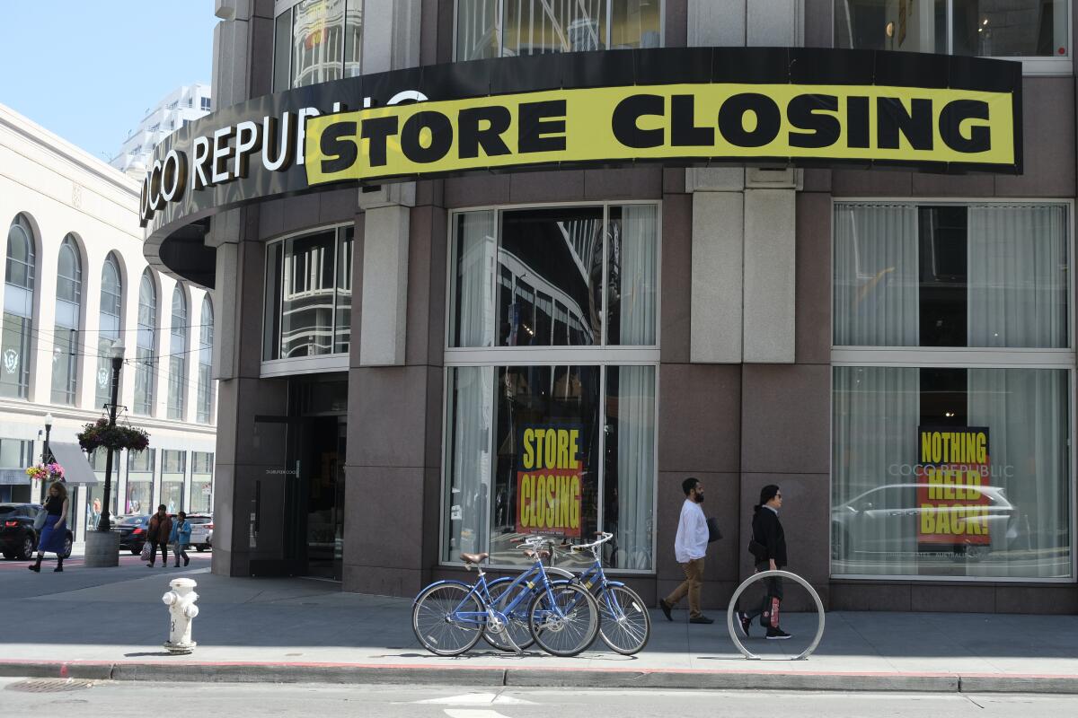 Un anuncio de cierre inminente colocado sobre la entrada de la tienda Coco Republic cerca de Union Square