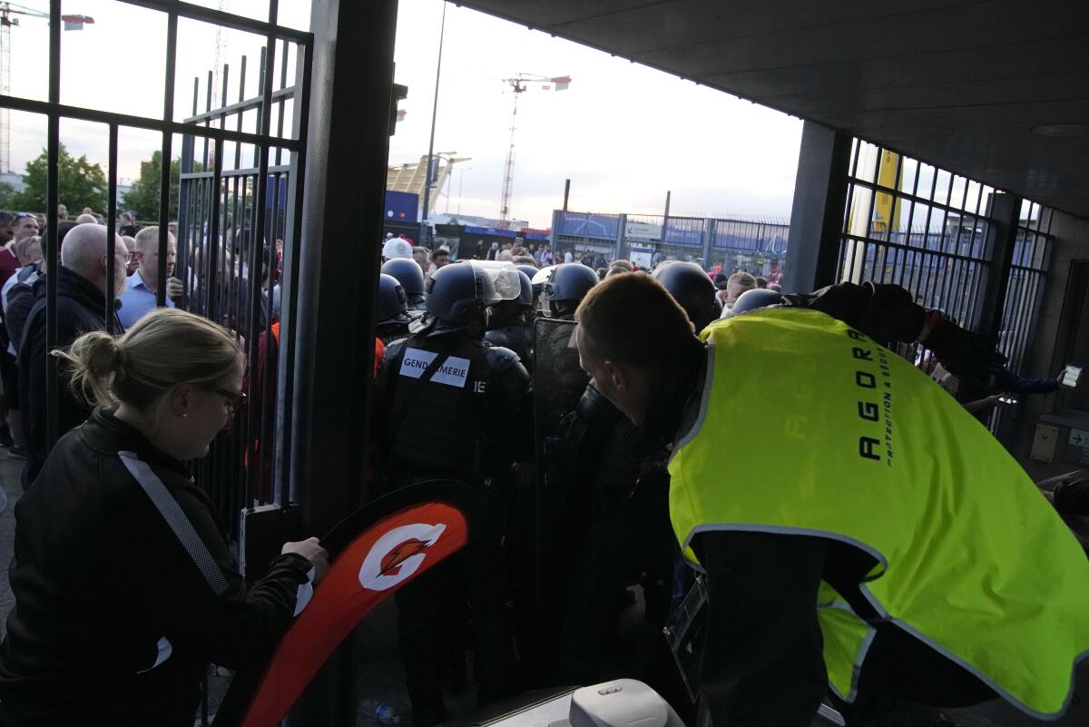  la policía y guardias de seguridad bloquean uno de los accesos en el Stade de France antes de la final 