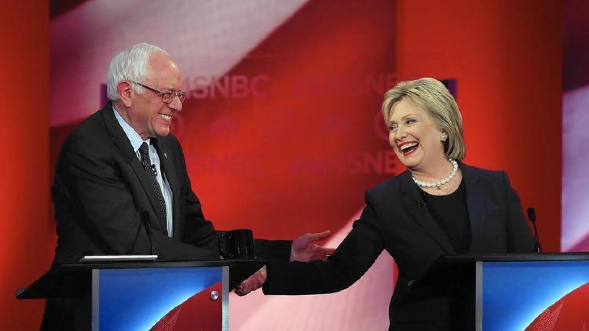 Los únicos candidatos demócratas aún en juego, Bernie Sanders y Hillary Clinton, comparten un saludo amistoso durante un acalorado debate en Durham, New Hampshire.