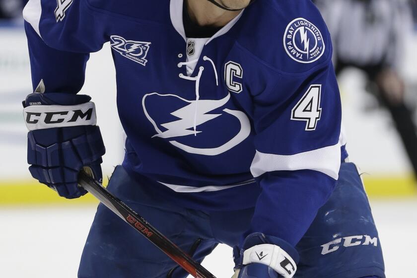 Former Tampa Bay Lightning captain Vincent Lecavalier has signed a five-year contract with the Philadelphia Flyers.