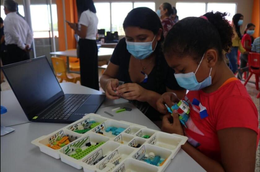 Los programas de FUSALMO conectan a los jóvenes con la robótica, arte y deporte, entre otras iniciativas educativas.