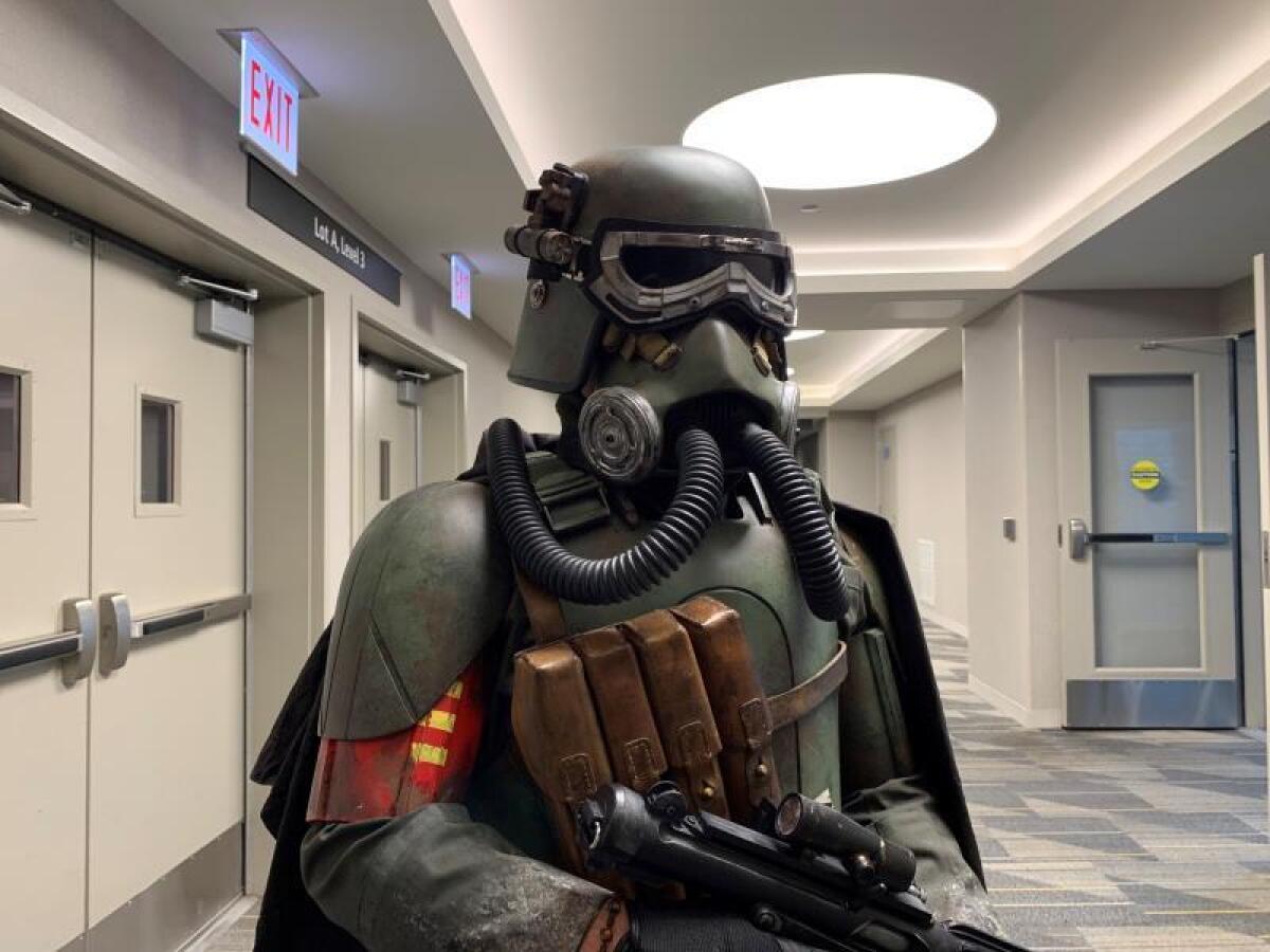 Vista de un aficionado de Star Wars disfrazado de "mudtrooper" o "soldado de pantano". EFE/Javier Romualdo/Archivo