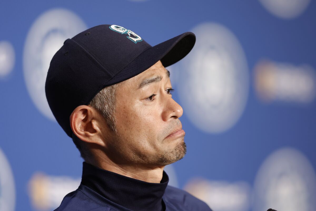  Ichiro Suzuki: Baseball's Most Valuable Player (Influential  Asians): 9780766079021: Aretha, David: Books