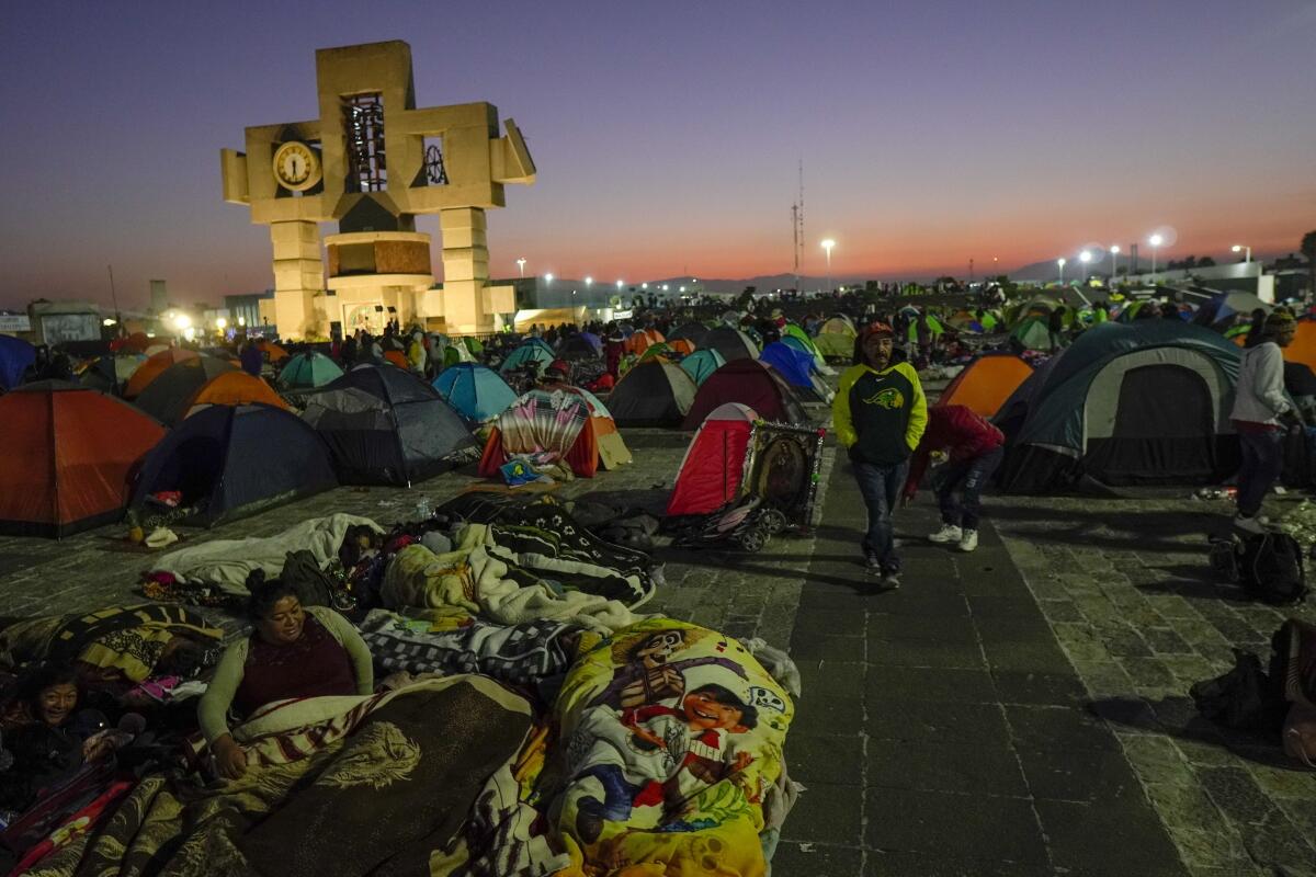 Los peregrinos acampan afuera de la Basílica de Guadalupe en la Ciudad de México,