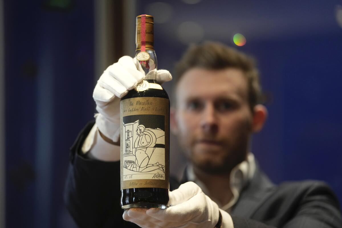 Exhiben a la prensa una botella del whisky más valioso del mundo antes de una subasta en Sotheby's, 