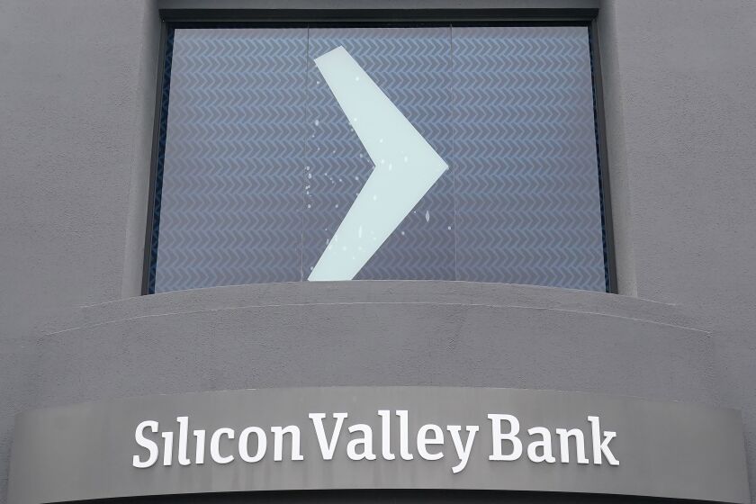 Un letrero de Silicon Valley Bank en las oficinas centrales de la compañía, el viernes 10 de marzo de 2023, en Santa Clara, California. (AP Foto/Jeff Chiu)