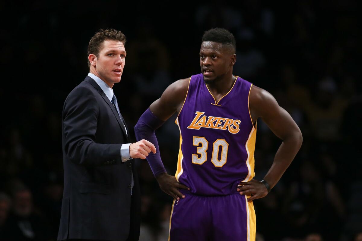 Lakers coach Luke Walton speaks to Julius Randle.