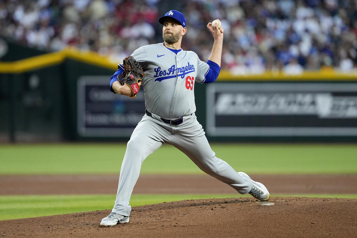 Los Angeles Dodgers atıcısı James Paxton, Arizona Diamondbacks'e karşı atış yapıyor.