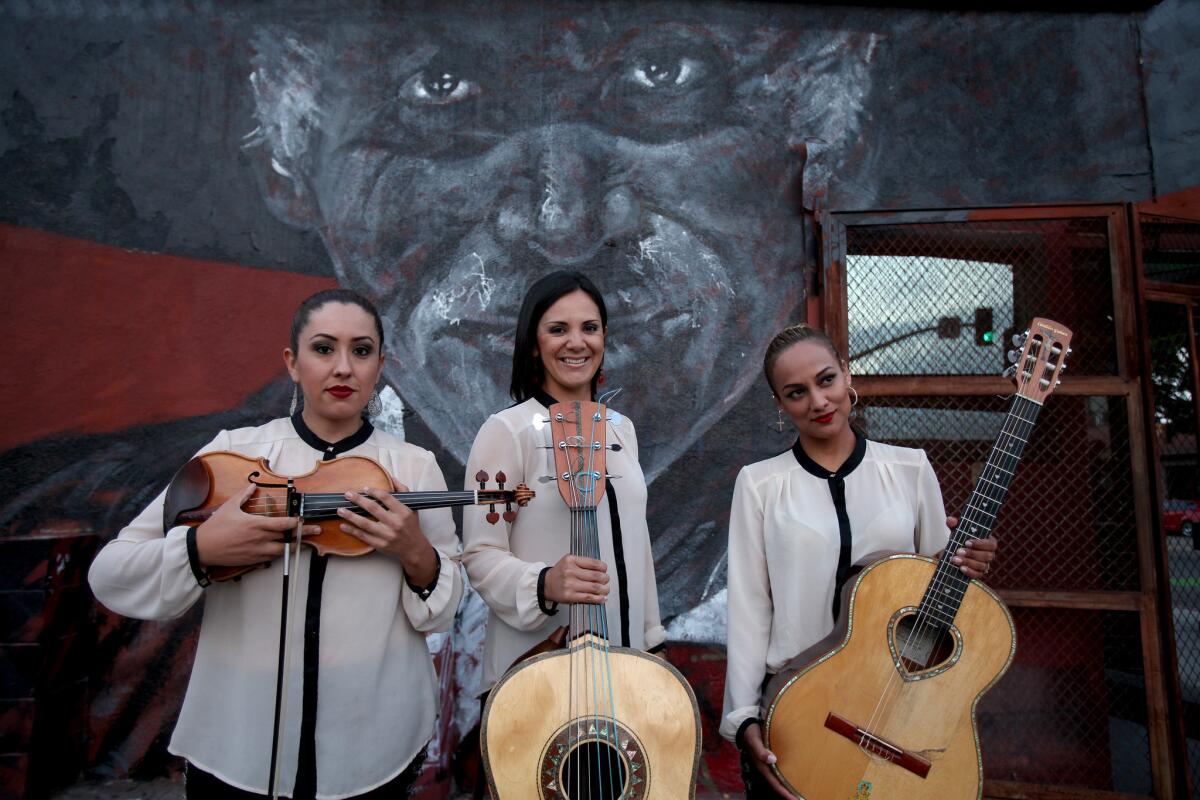 De izq. a der., Suemy González, Nelly Cortez y Stephanie Amaro, integrantes del Trío Ellas, que se presenta durante estas fechas en varios festivales por el Día de los Muertos.