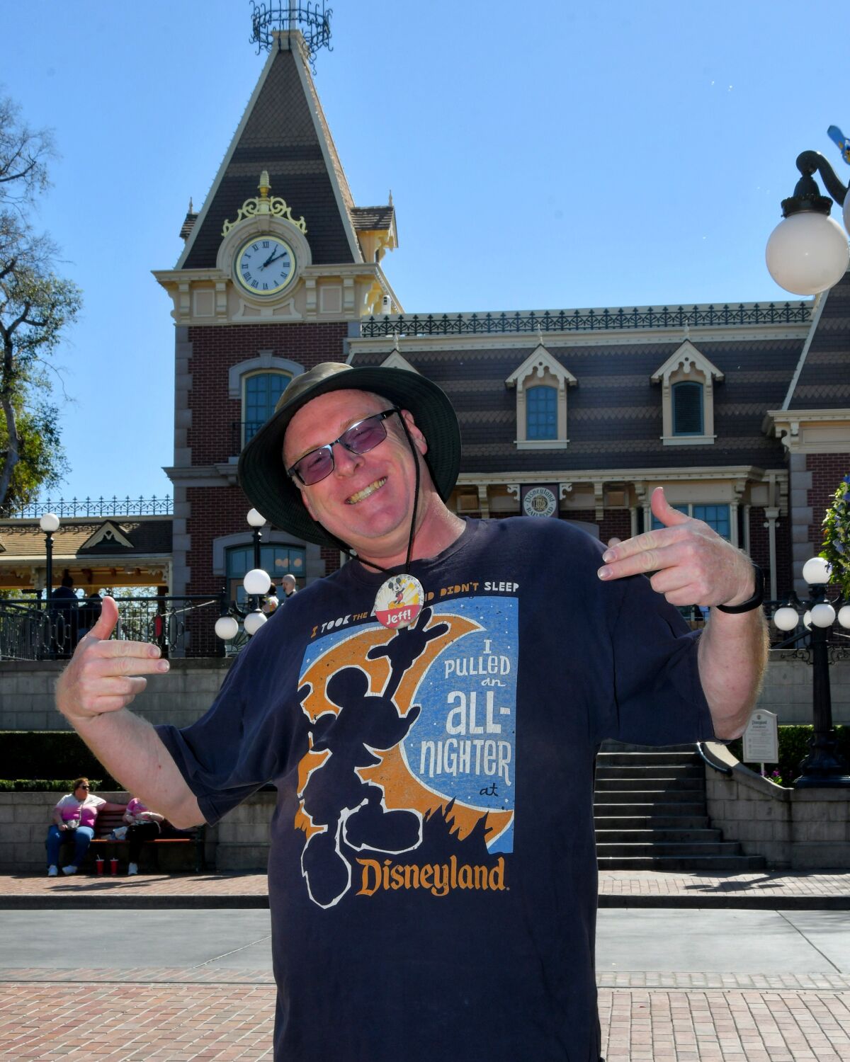 Disneyland Fan Sets World Record For 2 995 Consecutive Daily Visits disneyland-fan-sets-world-record-for-2-995-consecutive-daily-visits