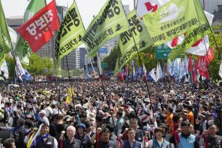Miembros de la Confederación Coreana de Sindicatos se reúnen para una marcha del Primero de Mayo en Seúl, Corea del Sur, el miércoles 1 de mayo de 2024. (AP Foto/Ahn Young-joon)