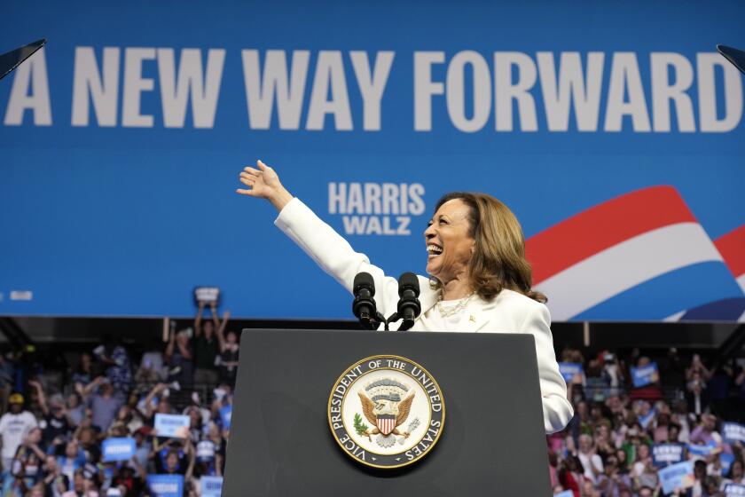 La vicepresidenta Kamala Harris, candidata demócrata a la presidencia de Estados Unidos, habla el jueves 29 de agosto de 2024 en un mitin de campaña en Savannah, Georgia. El letrero dice: "Un nuevo camino hacia adelante". (AP Foto/Jacquelyn Martin)