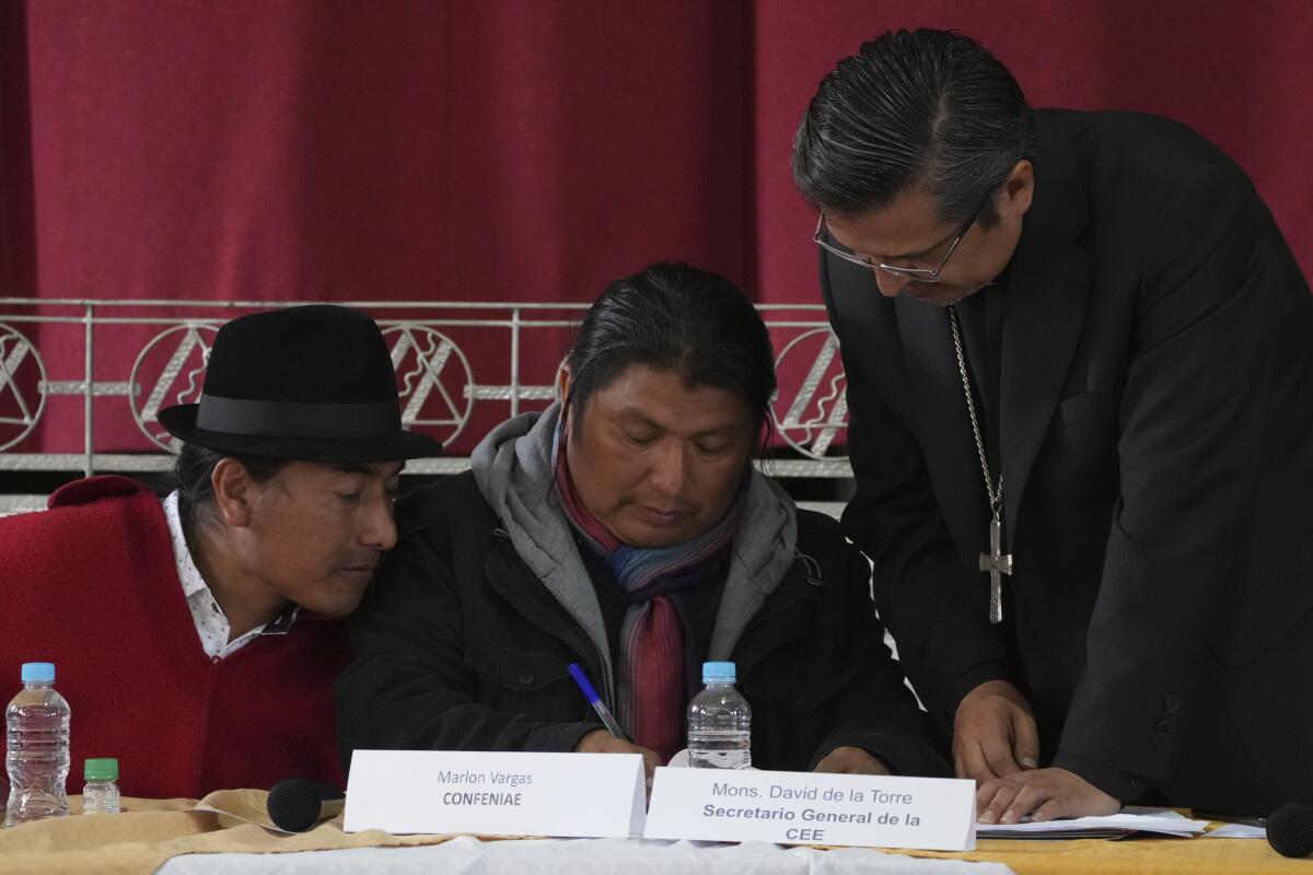Los líderes indígenas Leonidas Iza, izquierda, y Marlon Vargas, al centro,