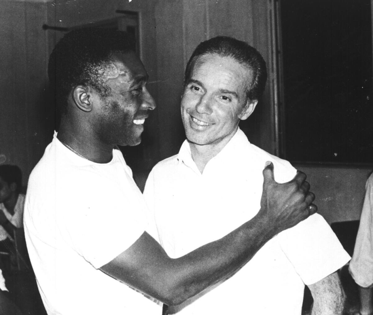 ARCHIVO - Pelé abraza a Mario Zagallo 