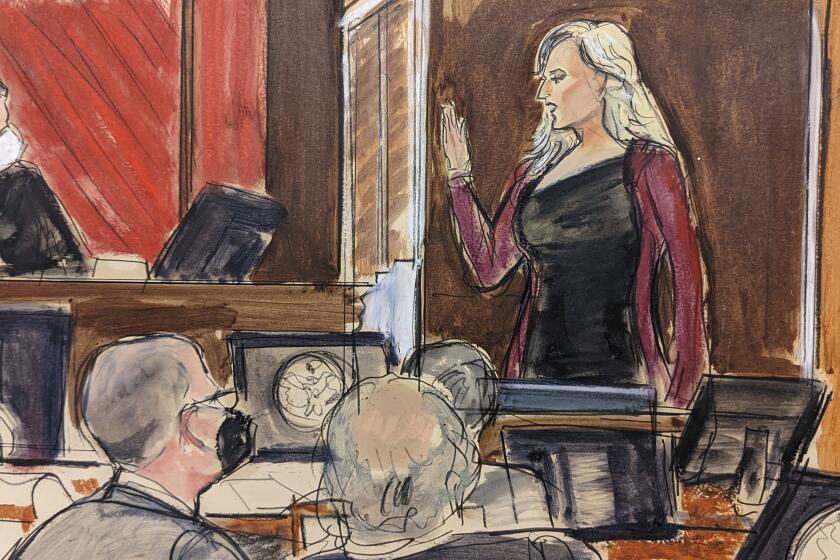 En este dibujo, Stormy Daniels de pie mientras juramenta en el juicio del abogado Michael Avenatti, en Nueva York, el jueves 27 de enero de 2022. (AP Foto/Elizabeth Williams)