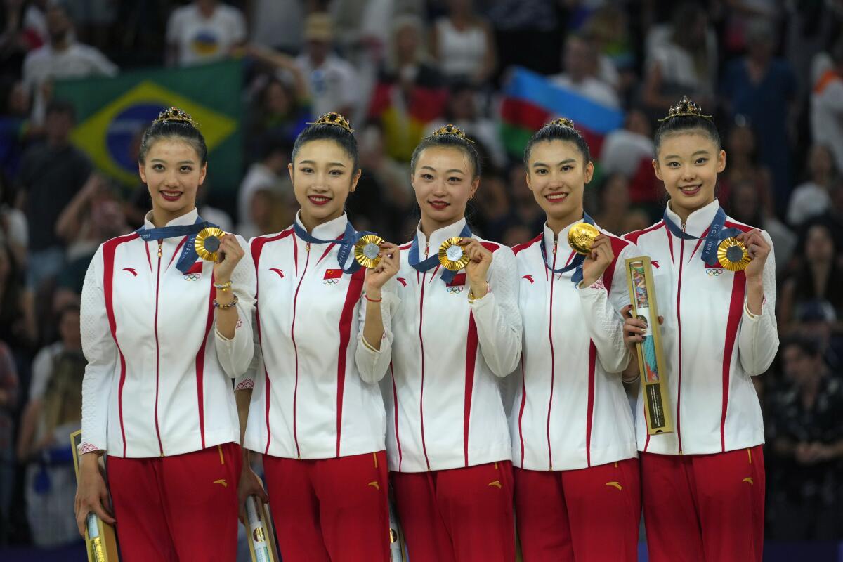 El equipo de China tras ganar el concurso completo de la gimnasia rítmica