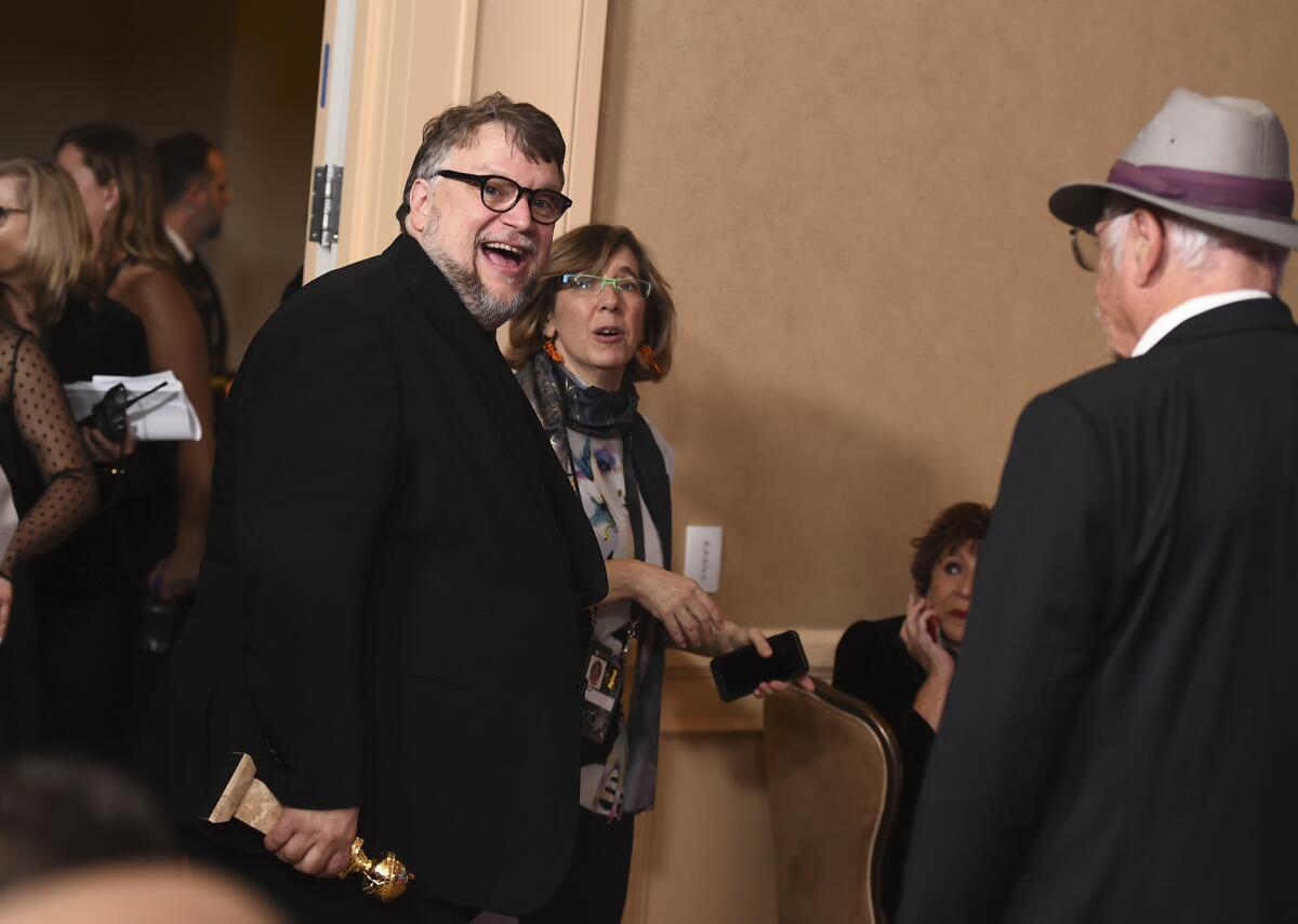 En la sala de prensa de los Globos de Oro, Guillermo del Toro muestra su felicidad por el Globo de Oro que le fue otorgado gracias a "The Shape of Water".