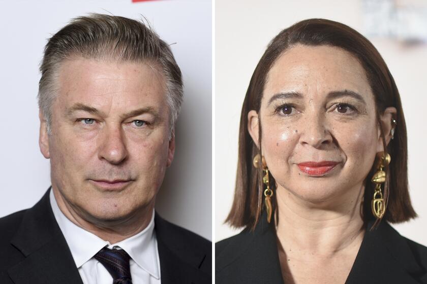 Esta combinación de fotos muestra a Alec Baldwin en la Gala Literaria PEN America 2019 en el Museo Americano de Historia Natural, el 21 de mayo de 2019, en Nueva York, y a Maya Rudolph llegando a la sesión de fotos de la segunda temporada de "Loot", el 21 de marzo de 2024, en West Hollywood, California (Fotos de Evan Agostini, izquierda, y Richard Shotwell/Invision/AP)