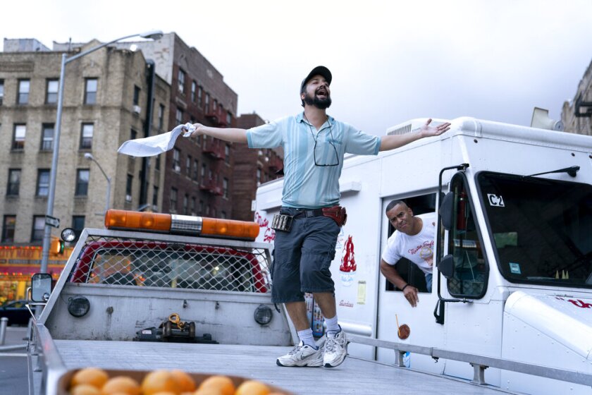 Warner Bros. Entertainment muestra a Lin-Manuel Miranda, izquierda, y a Chris Jackson en una escena de "In the Heights".