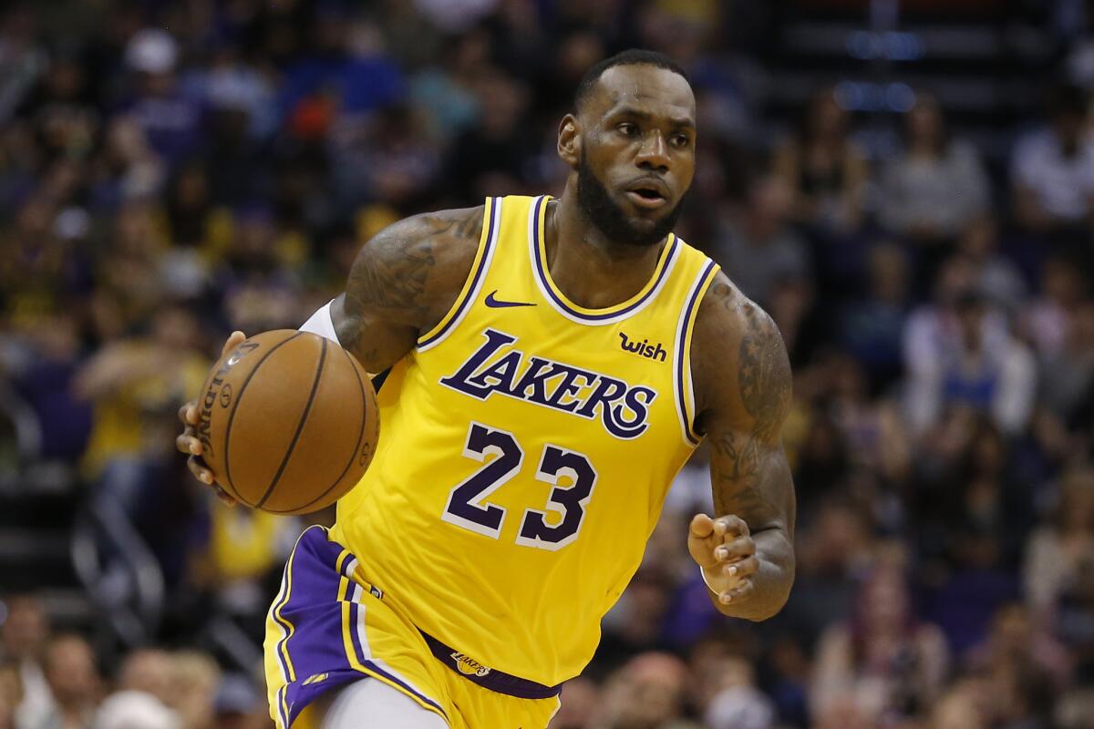 En esta fotografía del sábado 2 de marzo de 2019, LeBron James de los Lakers de Los Ángeles controla el balón en la segunda mitad del juego de la NBA contra los Suns de Phoenix.