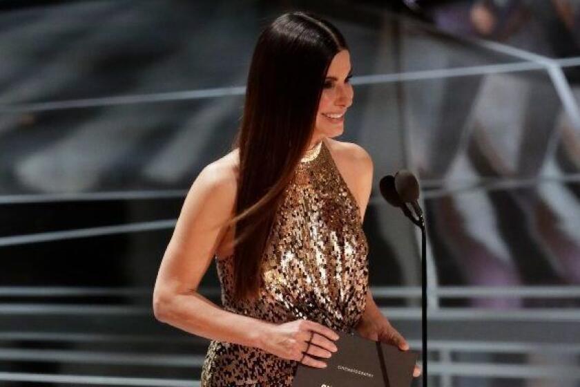 TNS AND WIRE SERVICES OUT. TRONC NEWSPAPERS AND WEBSITES ONLY. HOLLYWOOD, CA - March 4, 2018 Sandra Bullock presented Cinematography during the telecast of the 90th Academy Awards on Sunday, March 4, 2018 in the Dolby Theatre at Hollywood & Highland Center in Hollywood, CA. (Robert Gauthier / Los Angeles Times)