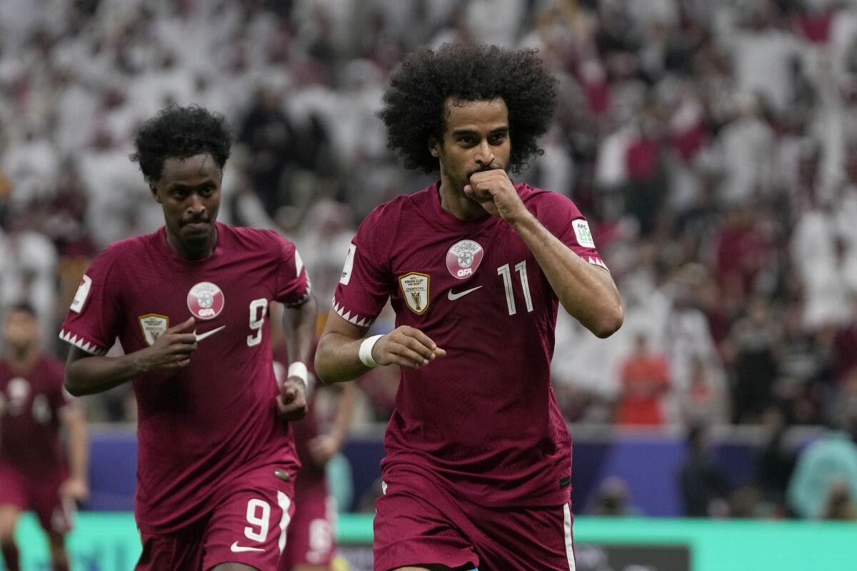 Akram Afif de Qatar celebra tras anotar el primer gl de su equipo en el encuentro ante el Líbano