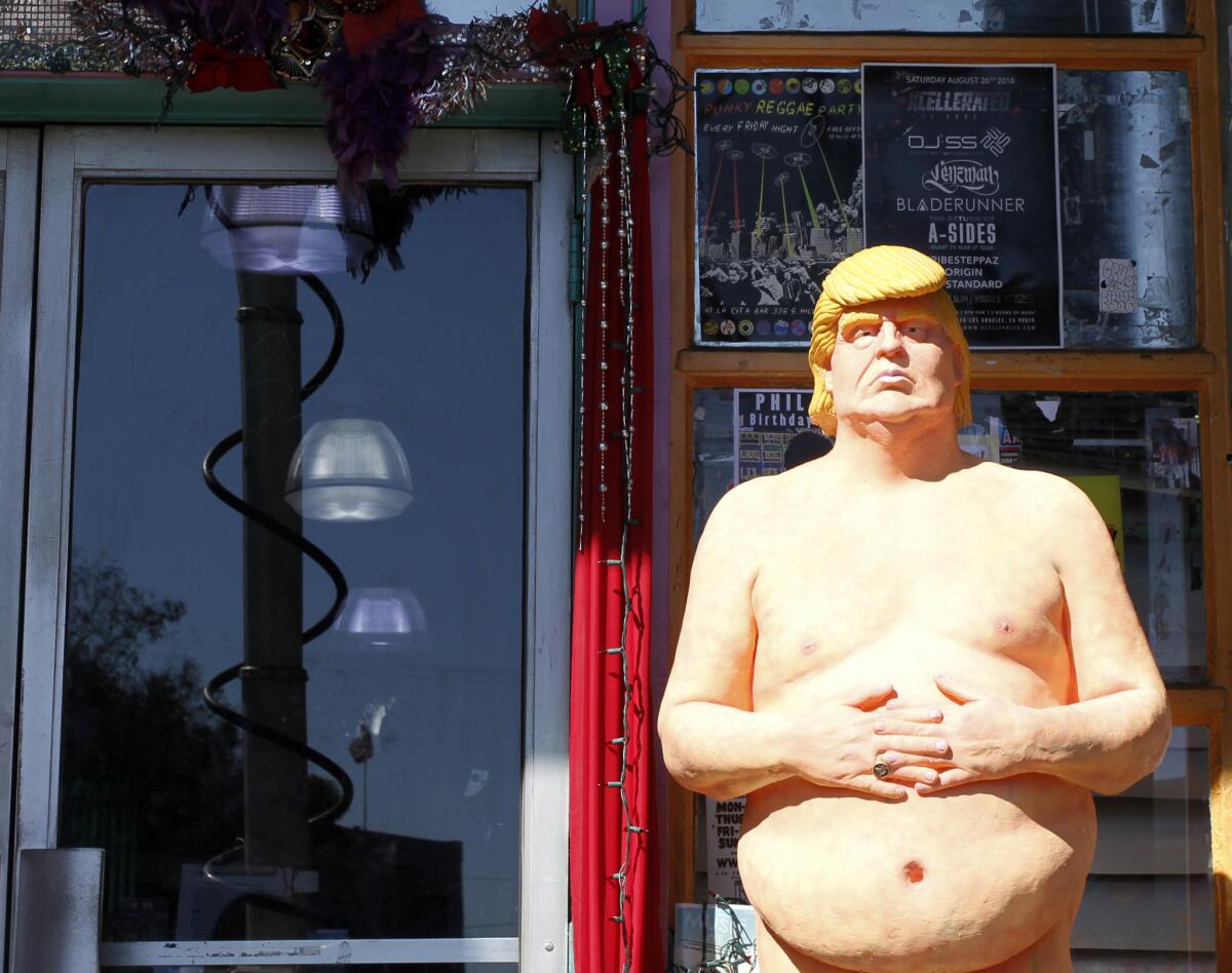 En esta imagen del 18 de agosto de 2016, una estatua del candidato presidencial Donald Trump es colocada fuera de una tienda en la parte de Hollywood en Los Ángeles. La casa subastadora Julien's Auctions informó el miércoles 31 de agosto de 2016 que que va a vender una de las estatuas tamaño natural de Trump desnudo que el colectivo de artistas INDECLINE instaló en diversas partes de los Estados Unidos este mes.Se espera que la estatua se venda en por lo menos 10.000 dólares en la subasta programada para el 22 de octubre. Una porción de los ingresos será entregada al National Immigration Forum. (AP Foto/Delara Shakib)