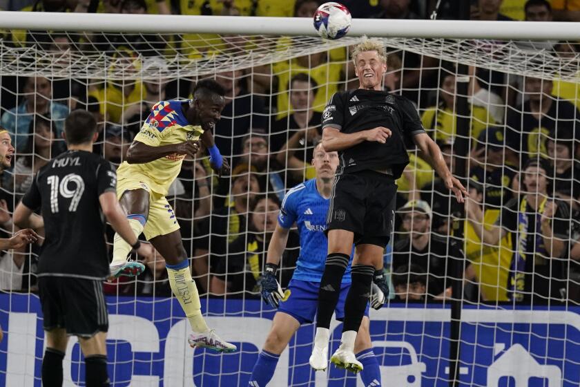 Lukas MacNaughton, derecha, defensa de Nashville SC, desvía con la cabeza un centro que buscaba al delantero del América Julián Quiñones, centro, en el segundo tiempo del partido de fútbol de la Leagues Cup, el martes 8 de agosto de 2023, en Nashville, Tennessee. Quiñones entrenará cuatro días con la selección mexicana de fútbol, al ser considerado por Jimmy Lozano. (AP Foto/George Walker IV)