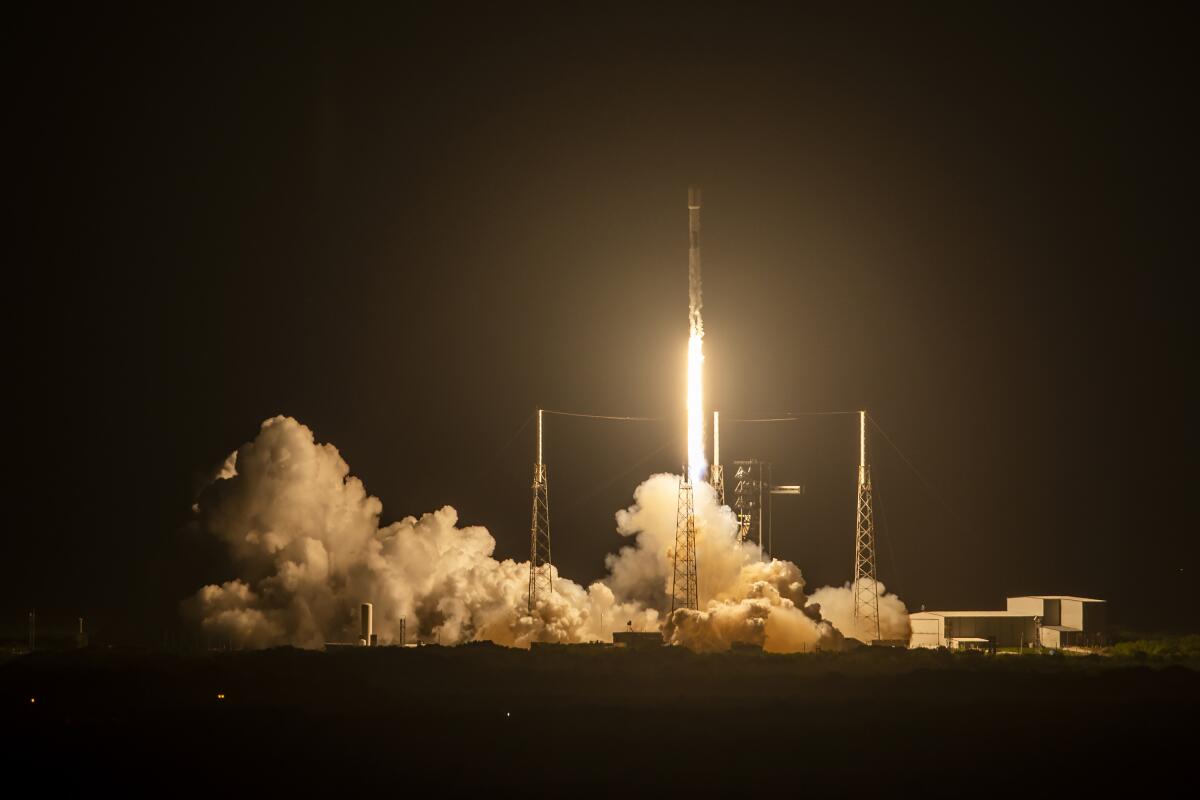 En esta foto, propocionada por SpaceX, el cohete Falcon 9 de SpaceX, 