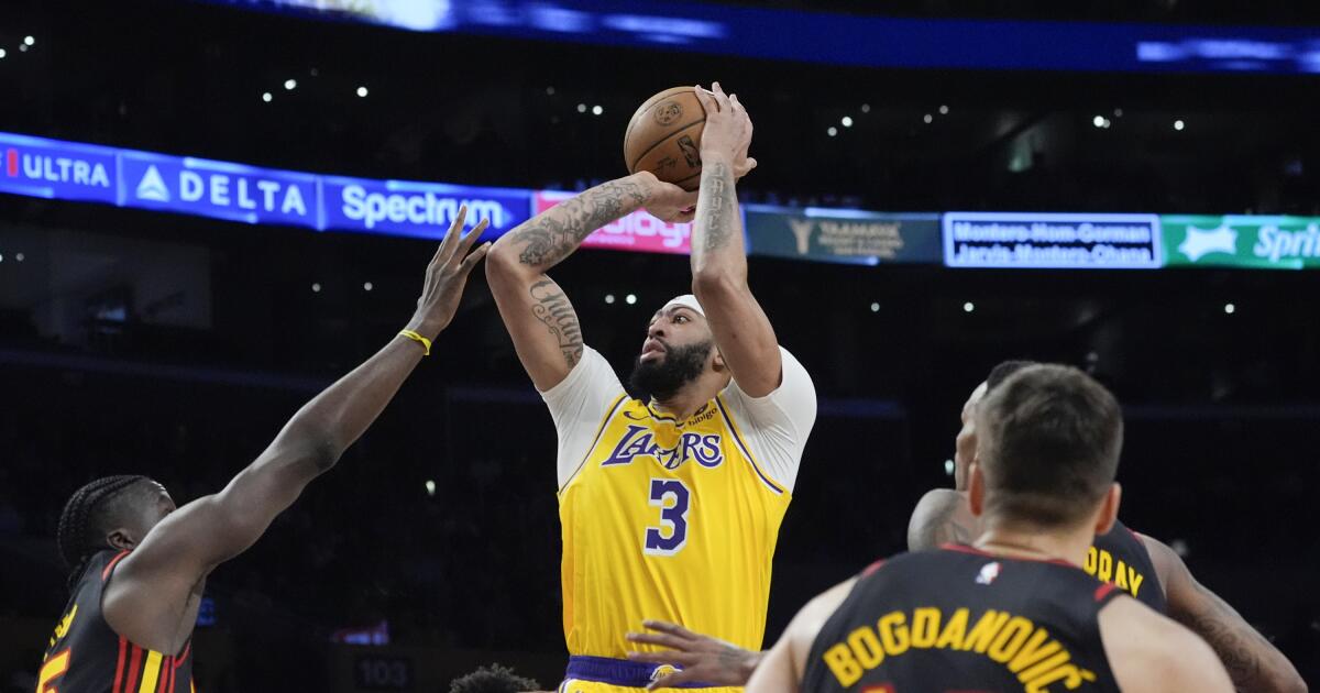 Russell égale le record de trois points des Lakers