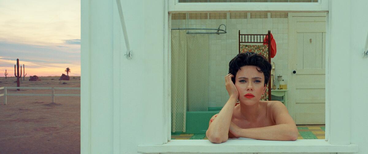 En esta imagen proporcionada por Focus Features, Scarlett Johansson en una escena de "Asteroid City".