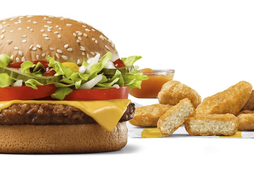 Esta imagen publicada por McDonald's muestra una hamburguesa vegetal y los nuevos nuggets vegetales. (McDonald's via AP)