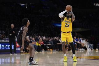 LeBron James, alero de los Lakers de Los Ángeles, dispara frente a Ausar Thompson, de los Pistons de Detroit, el martes 13 de febrero de 2024 (AP Foto/Ryan Sun)