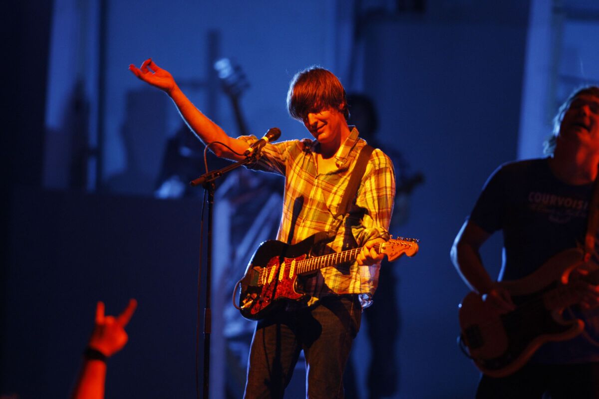 Stephen Malkmus raises a hand during a 2010 concert.